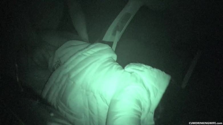 Cumdrinking Wife: Gangbang tempat parkir difilmkan dengan kamera nightshot