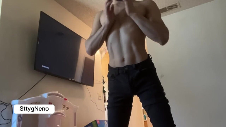 Xooshua (xblue18): いたずらな振る舞いをするホットな18歳の少年