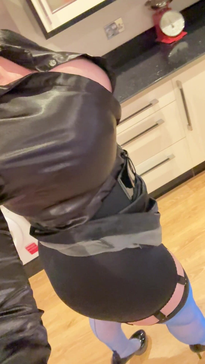 Sophie James: Černá rtěnka Paní uctívání Obrovské kozy a kundička