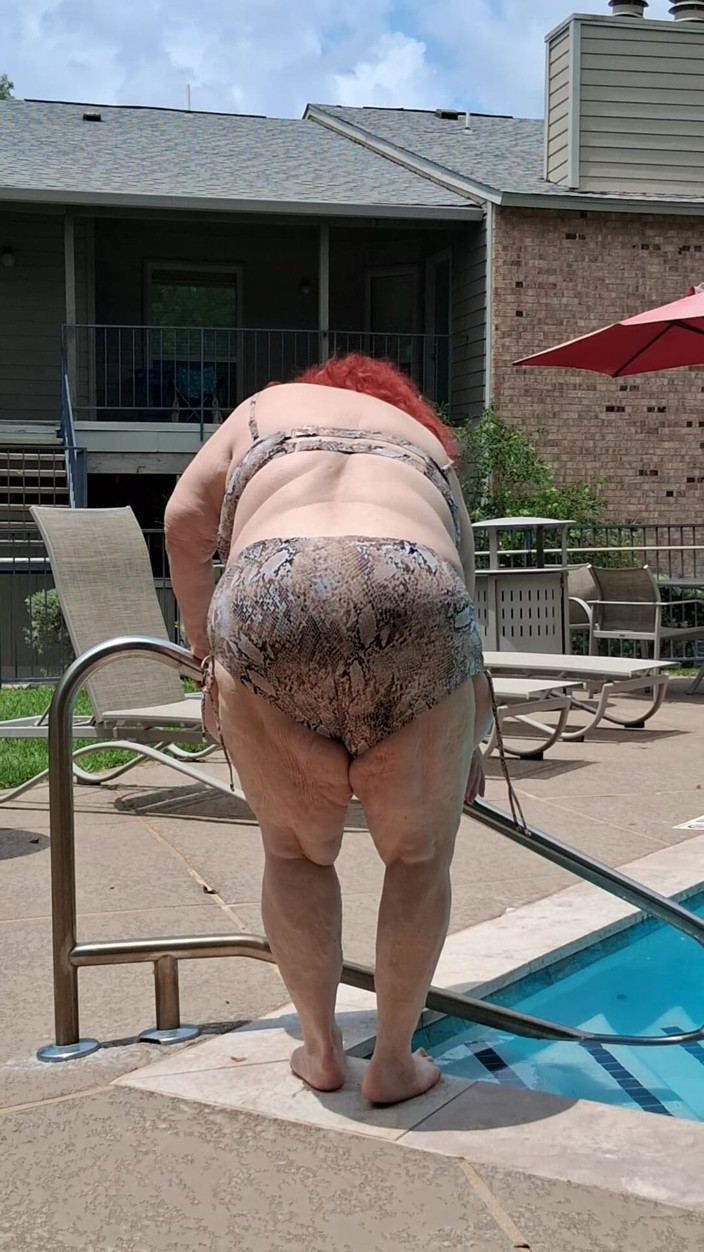 BBW nurse Vicki adventures with friends: L'estate È Arrivata! Il Tempo per La Prima Visita in Piscina...