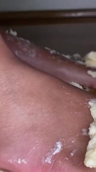 Zenci kız ayaklarıyla kekleri parçalıyor