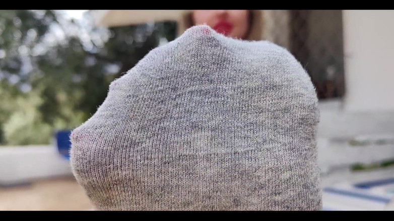 Goddess Lena: für meine verschwitzten socken!