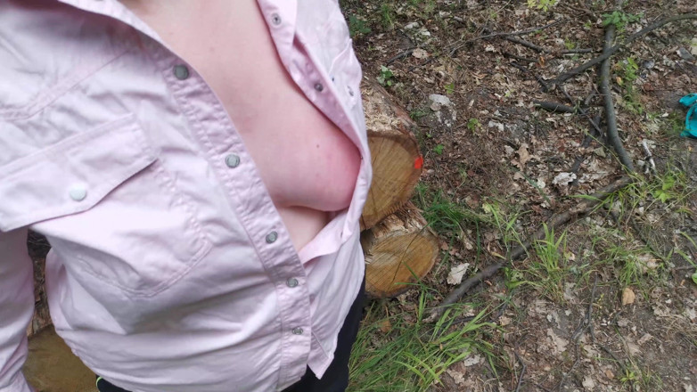 Bouncy Tits Action: Cambukan toket di hutan sambil pakai blus