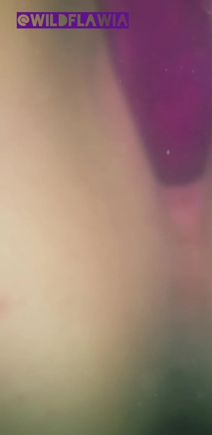 WildFlawiii: Bà nội trợ nghiệp dư có thật, chơi ở nhà tắm...