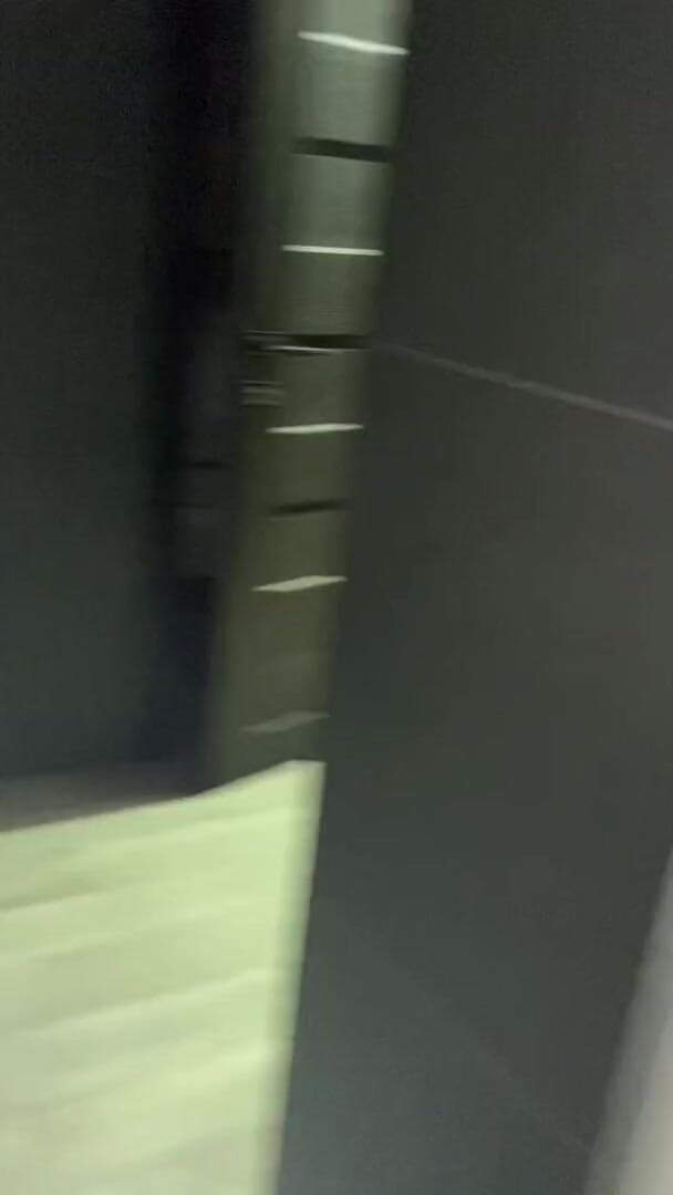 Elena917: Léchage des toilettes de l'hôtel, baise avec une brosse de...