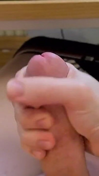 Masturbándose y disparando una carga después de 2 días de no hacerlo !! Me encanta esperar, así que se siente mejor!