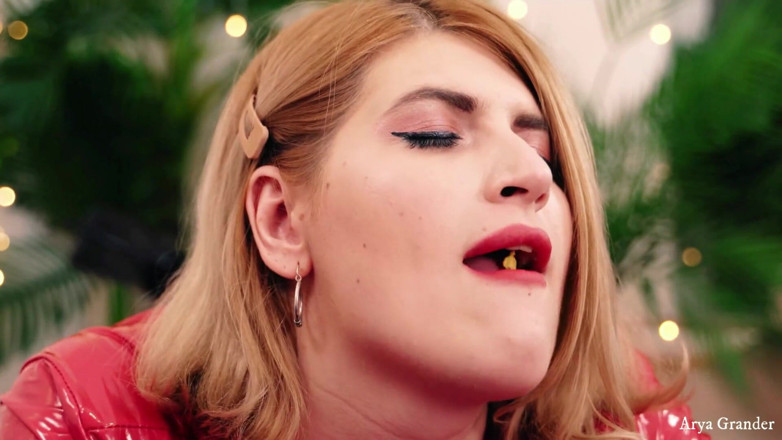 Arya Grander: Dominadora en primer plano - giganta en video de látex - lesbianas...