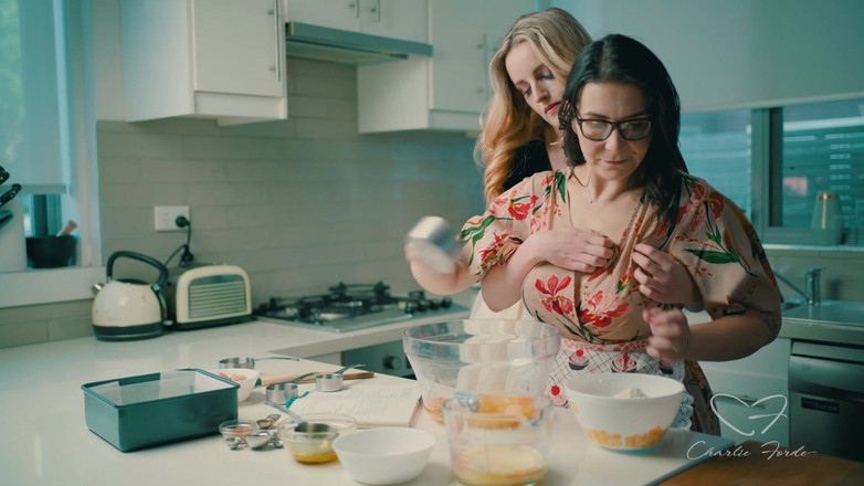 CharlieForde: 찰리 포드, 체이스 데빌이 등장하는 케이크를 굽기