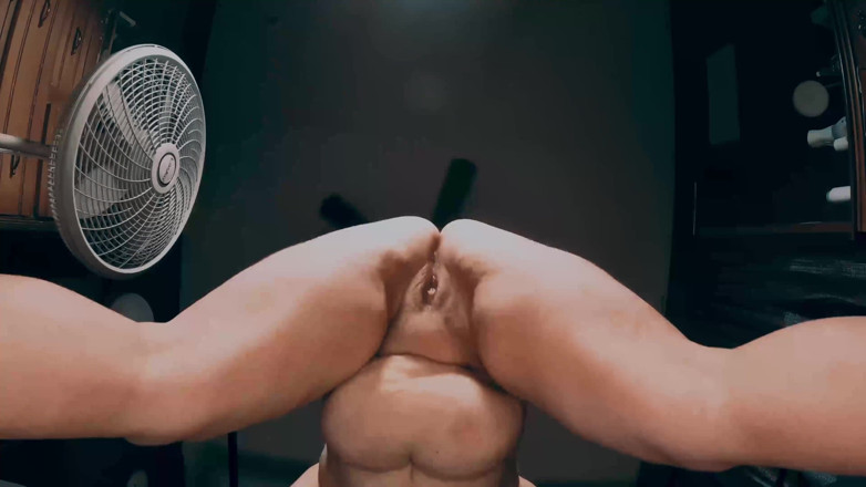 SexyNEBBW: Sexy BBW squating her pussy down