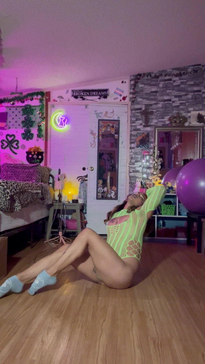 TSJade95: Ładna, kiedy płaczesz zmysłowy nagi taniec