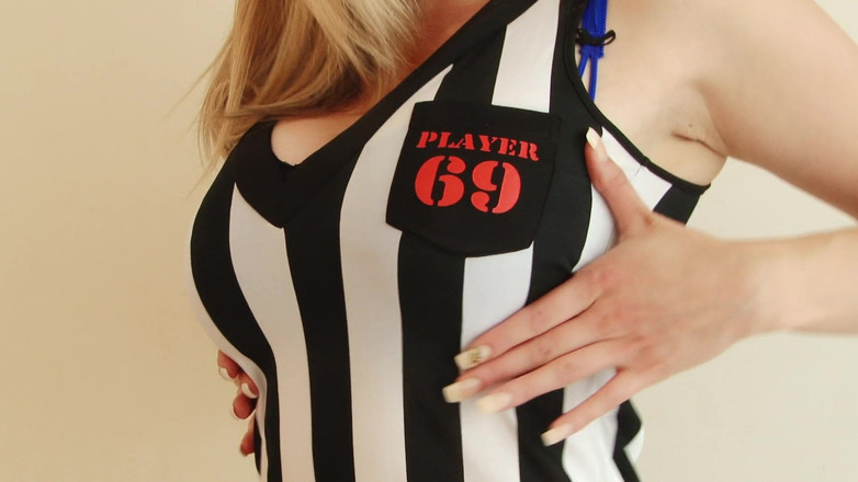 Solo Sensations: Wspaniała blond sędzia Sapphire nie jest przeciwna, aby puścić włosy...