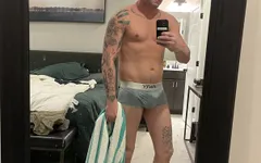 Sessione di sborra tatuata calda