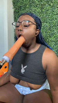 La ragazza ebano viene scopata in faccia