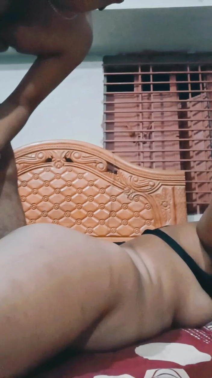 Taniyaxx: Videoclip muzical din Bangladesh înregistrând xxxx