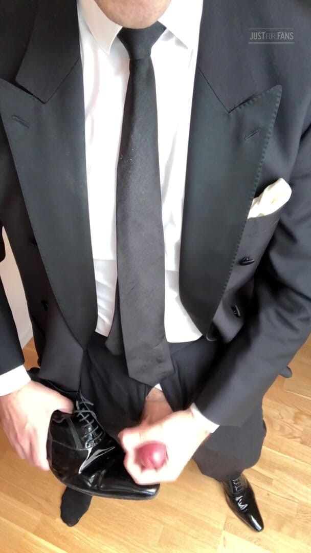 Master Shiny Shoes: Handjob dalam setelan hitam