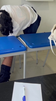 Mara hamesha kaksha men der se aati hai aur tichar ko chhorne ke lie chodti hai