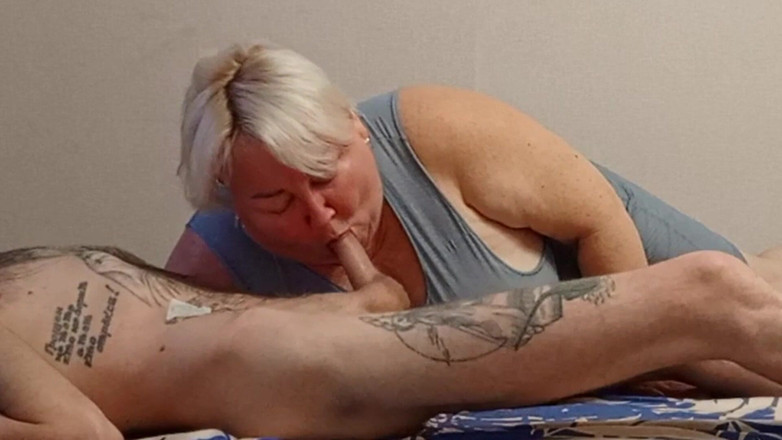 Zona901: Vecinei îi place când mă ejaculez în gura ei cu spermă fierbinte