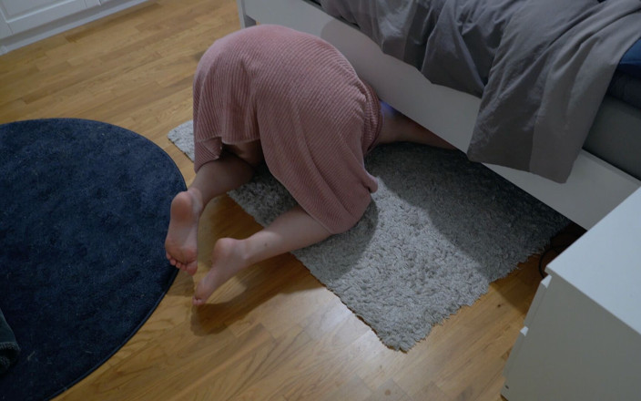 LinaLove_: Big White Ass Stepsister Stuck Under the Bed and Get...