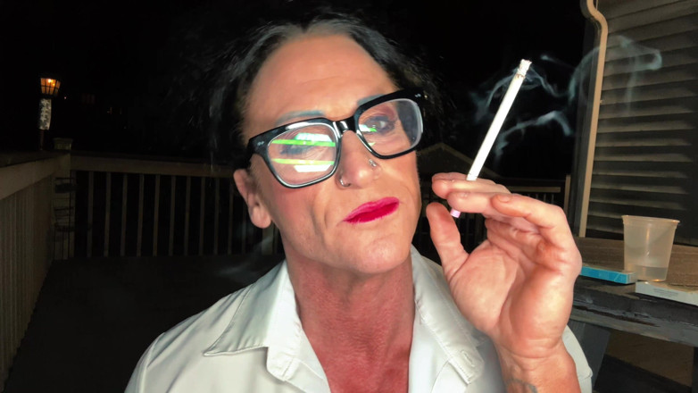 Kandylegsxxx: Rauchendes MILf-göttin will deinen samen