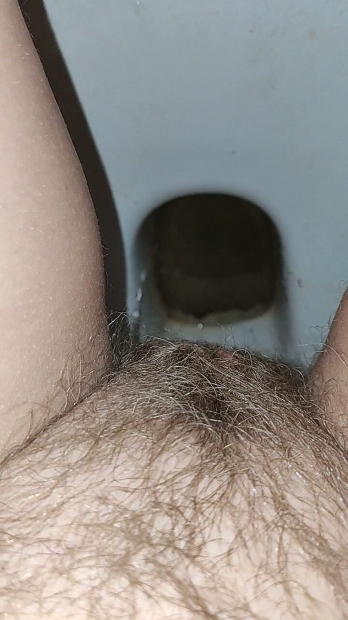 Risky Hairy Couple: Kıllı amcıktan büyük miktarda çiş