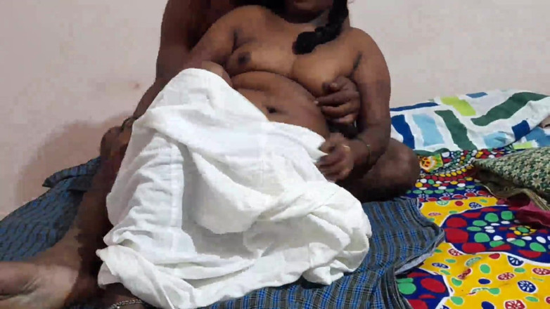 Desi palace: Pria india menggoda wanita seksi ini untuk ngentot habis-habisan