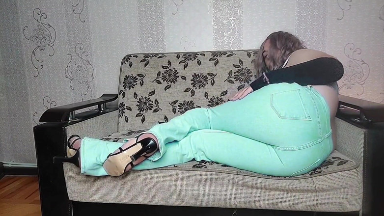 Kitty_Cross: Měkká feminine Femboy protahující se nohy v oblečení na jógu