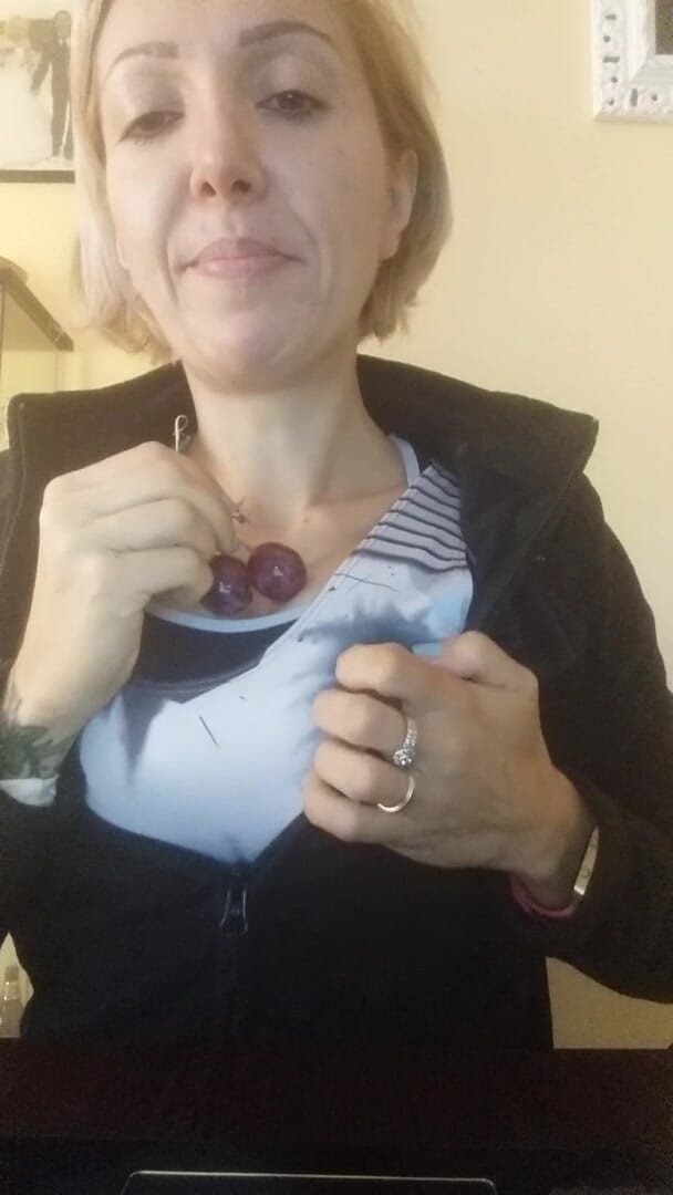 savannahamatoriale: Eating Grapes