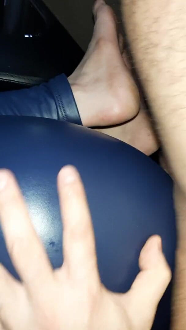 Shiny leather assfuck: Блестящую задницу трахнули в синих латексных штанах