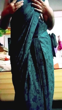 Crossdresser Gay India Gaurisissy Menekan Buah Dada Besarnya Dalam Saree Balck XXX Seks