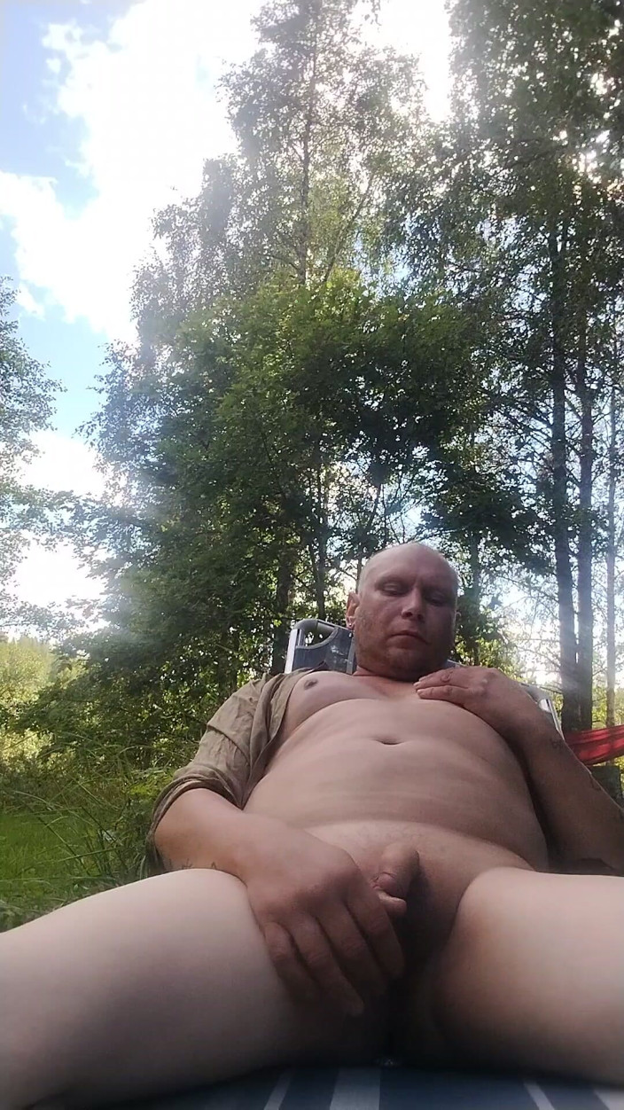 HornyLarry: Ризикована мастурбація на свіжому повітрі.