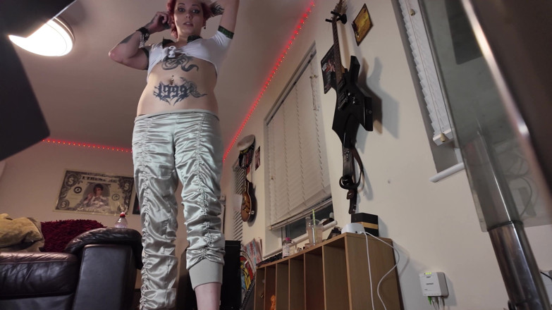 Glitterqueen1999: Schovává se obryně s malým bývalým přítelem!