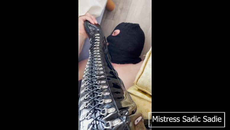 Sadic Sadie: Domineren in Rode Lingerie.
