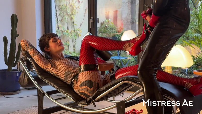 MistressAe: Baise et squirt sur la Chaise Longue