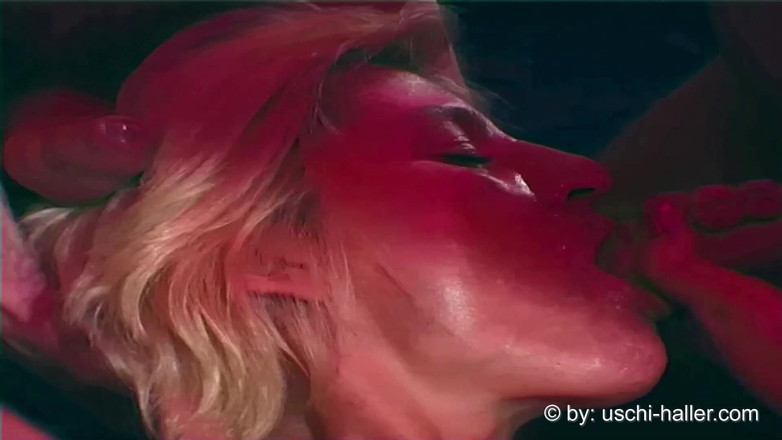 Club Express: Domácí amatérská gangbang párty s blonďatou milfkou Uschi Haller