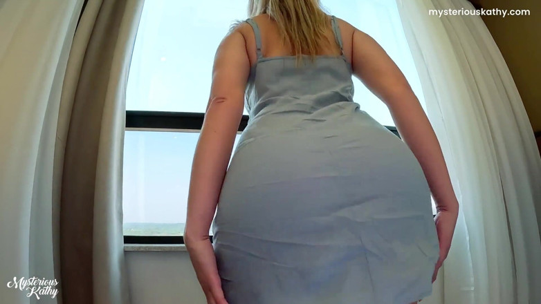 Mysterious Kathy: Défi Nnn !! Pas de culotte. Masturbation de chatte dégoulinante