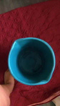 Une déesse BBW fait pipi dans le seau
