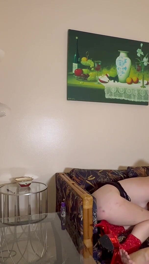 Island Boy Vids: Lilly Jade offre des jambes et plus dans la chambre...
