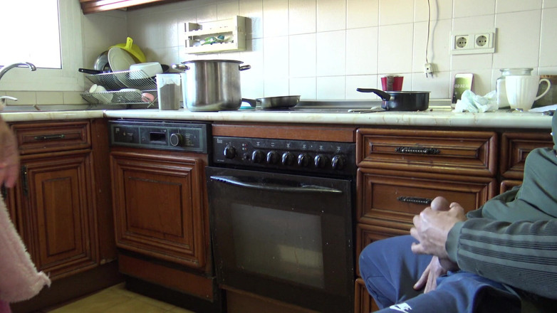 Stepmom Susan: Donna vestita uomo nudo - miLF arrapata ingoia il suo sperma...