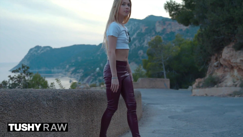Tushyraw: TUSHYRAW - une étudiante blonde se fait huiler et dilater les dilatés