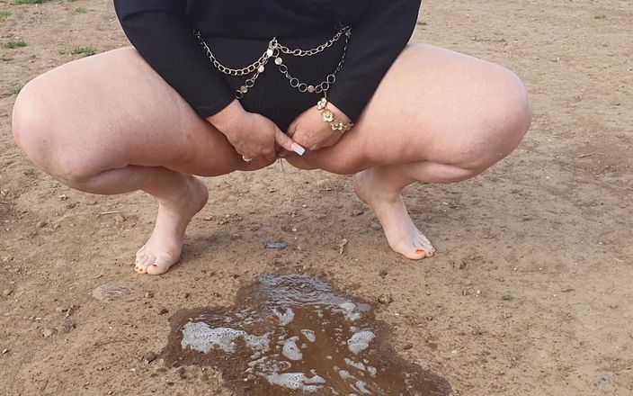 JJ Jewel BBW: Orinar en un campo y frotar el coño
