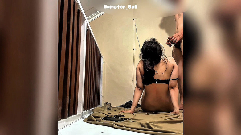 Hamster_Ball: MILF betrügt, sie ist die yogalehrerin meiner frau zu hause