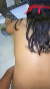 继妹在浴室里看到继兄后感觉很痒，两人都扑了火