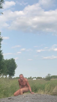 Naakt Langs Drukke Weg.