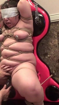 受虐狂女性限制椅的振动责任