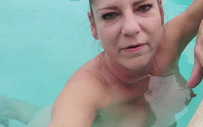 Elite lady S: Soția amatoare material fumează și face exerciții goale în piscină