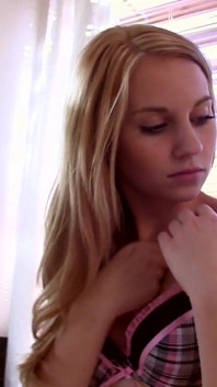 Une blonde sexy se masturbe en caressant sa chatte mouillée avec plaisir