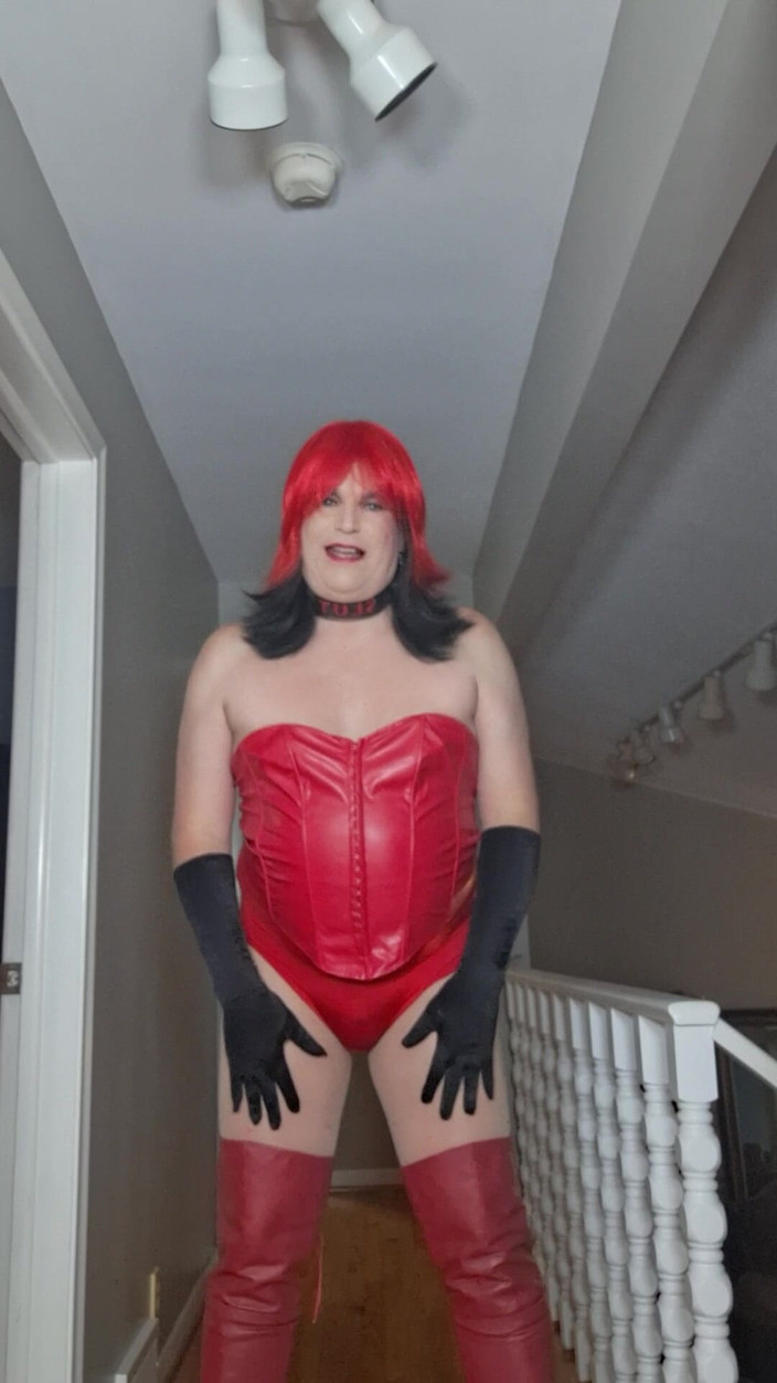 Victoria Lecherri: 红色和黑色，缎面和皮革！