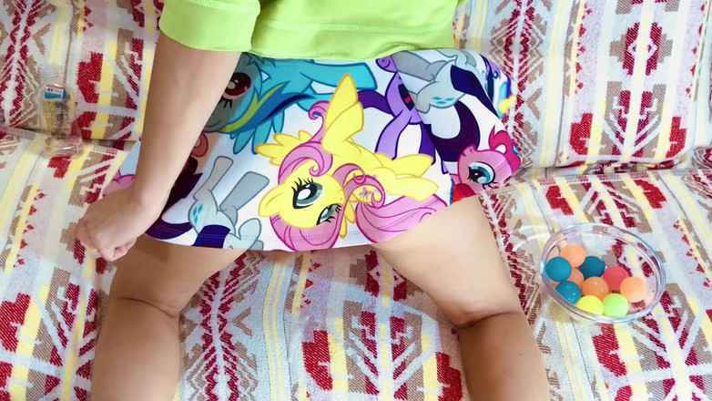 Anna Shpilman: Pony chơi với quả bóng cầu vồng