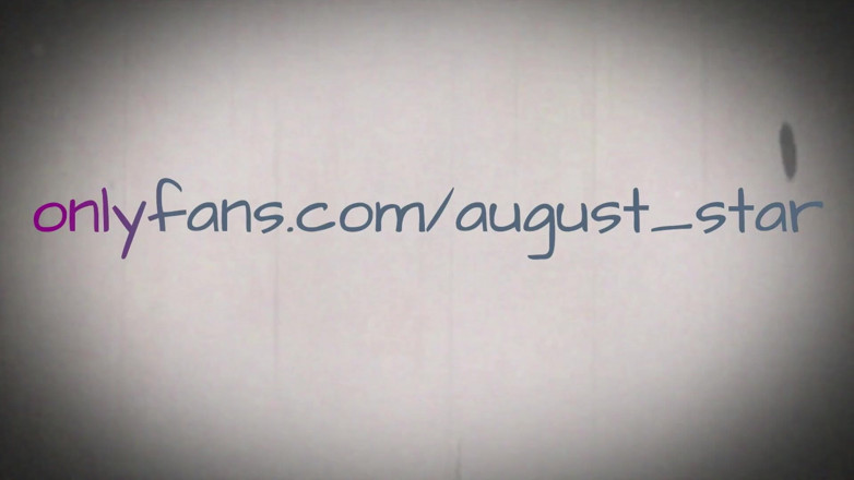 August Star: Dikke kont milf afroming en komt klaar over enorme dildo's