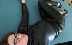 MicziCD: Černý lesklý latex a nový nábytek